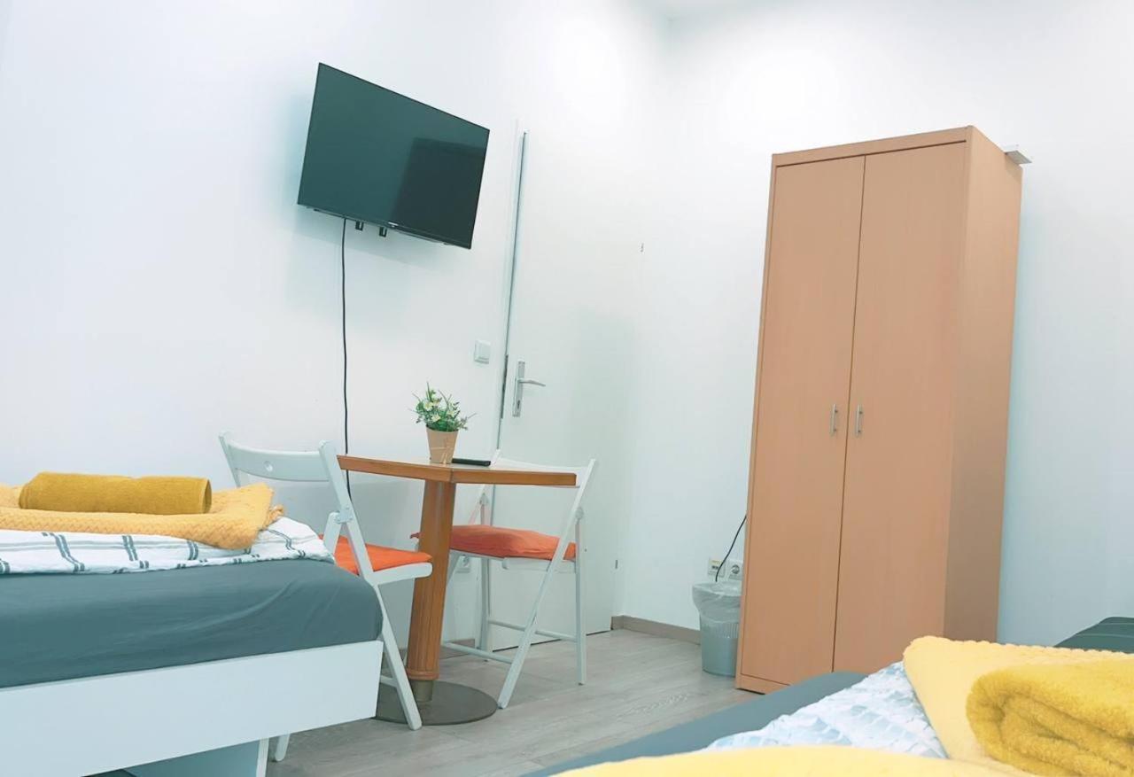 Comfort Triple Room Hn Виена Екстериор снимка
